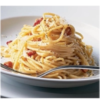 (roomsaus,spek,ei,parmezaanse kaas)