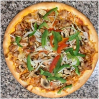 Met kipfilet, paprika, ui en champignons.