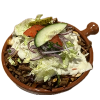 Met friet, frisse salade, gesmolten kaas en saus