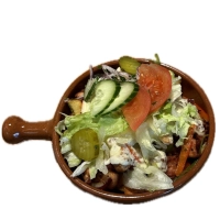 Met friet, frisse salade, gesmolten kaas en saus