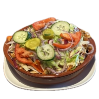 Met friet, frisse salade, champignons, ui, paprika, gesmolten kaas en saus