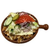 Met friet, vlees, frisse salade, gesmolten kaas en saus