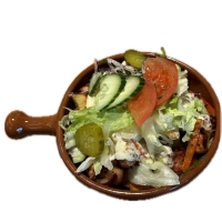 Met friet, kipfilet, paprika, ui, champignons frisse salade, gesmolten kaas en saus