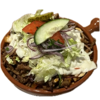 Met friet, shoarma, frisse salade, gesmolten kaas en saus