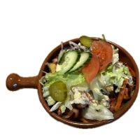 Met friet, kipfilet, frisse salade, gesmolten kaas en saus