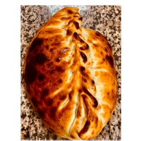 Dichtgevouwen pizza met shoarma of döner, paprika, ui en champignons